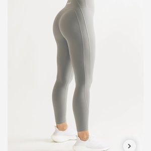 Pulse Surge leggings in Silver Sky NWT